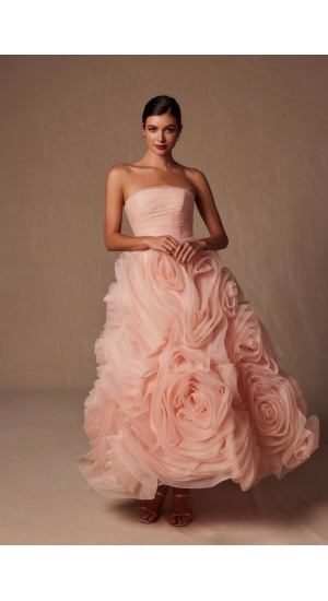 Kjole Nox i Rosa med store blomster i bunden og corsagen i ryggen Kjole Nox i Rosa med store blomster i bunden og corsagen i ryggen