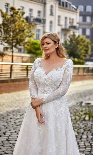 Arlet rosa plus size brudekjole med blonde ærme fra bridalstore.dk