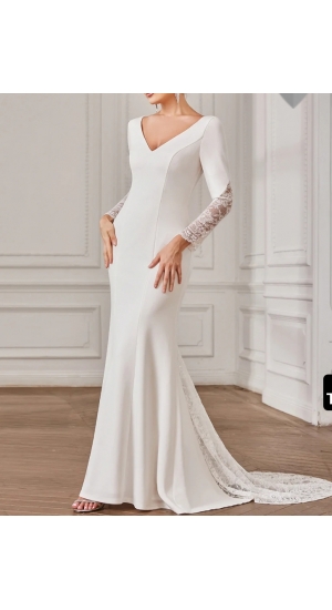 Hvid kjole med blonde slæb og ærmer 