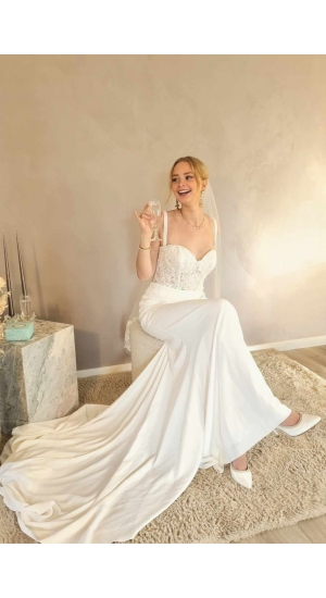 Brudekjole med blonde Weddingdeluxe 