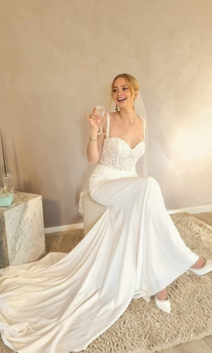 Brudekjole med blonde Weddingdeluxe 
