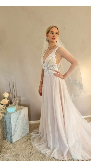 Brudekjole i beige med blonde Weddingdeluxe Brudekjole i beige med blonde Weddingdeluxe