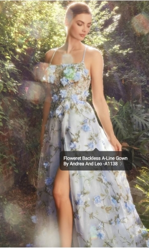 A1138 festkjole med lyse blå blomster print