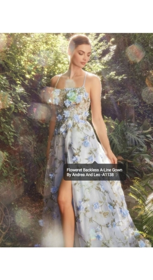 A1138 festkjole med lyse blå blomster print