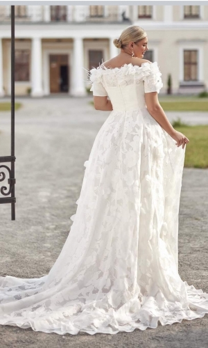 Prinsesse plus size brudekjole med blomster ærme fra bridalstore.dk