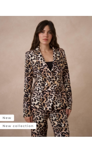 Atentif leopard jakkesæt