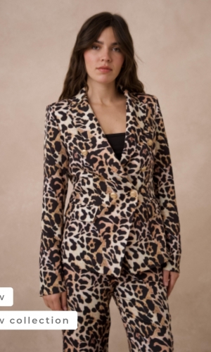 Atentif leopard jakkesæt