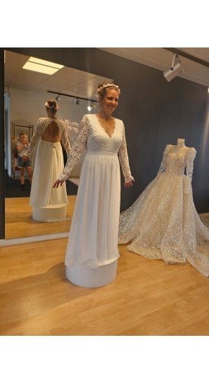 Brudekjole med blonde ærmer