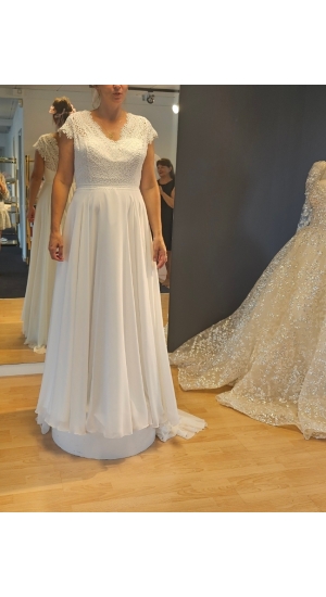 Brudekjole med blonde ærmer Brudekjole med blonde ærmer
