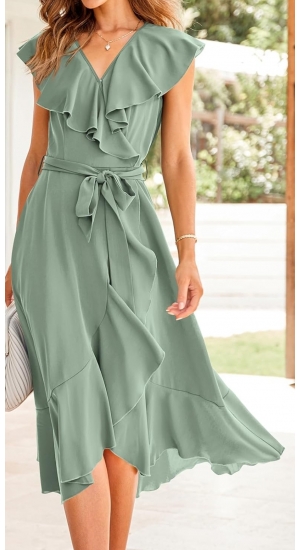   Pastel grøn kjole med fryns i olivengrøn farve