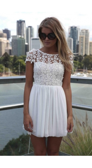 Hvid kort kjole med blonder blomster knæ lang 