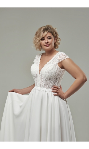Simona plus size brudekjole med blonde ærme