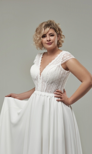 Simona plus size brudekjole med blonde ærme fra bridalstore.dk