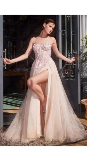 Brudekjole med farve beige eller ivory fra dansk butik Bridalstore i Herlev