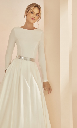 Brude-body i georgette med lange ærmer og dyb ryg E351 | bridalstore.dk