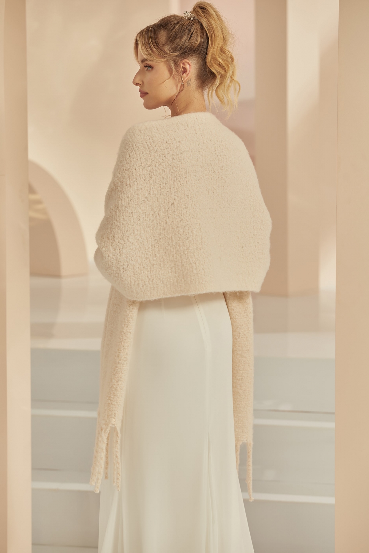 Sjal i tyk blød strik E383 | bridalstore.dk