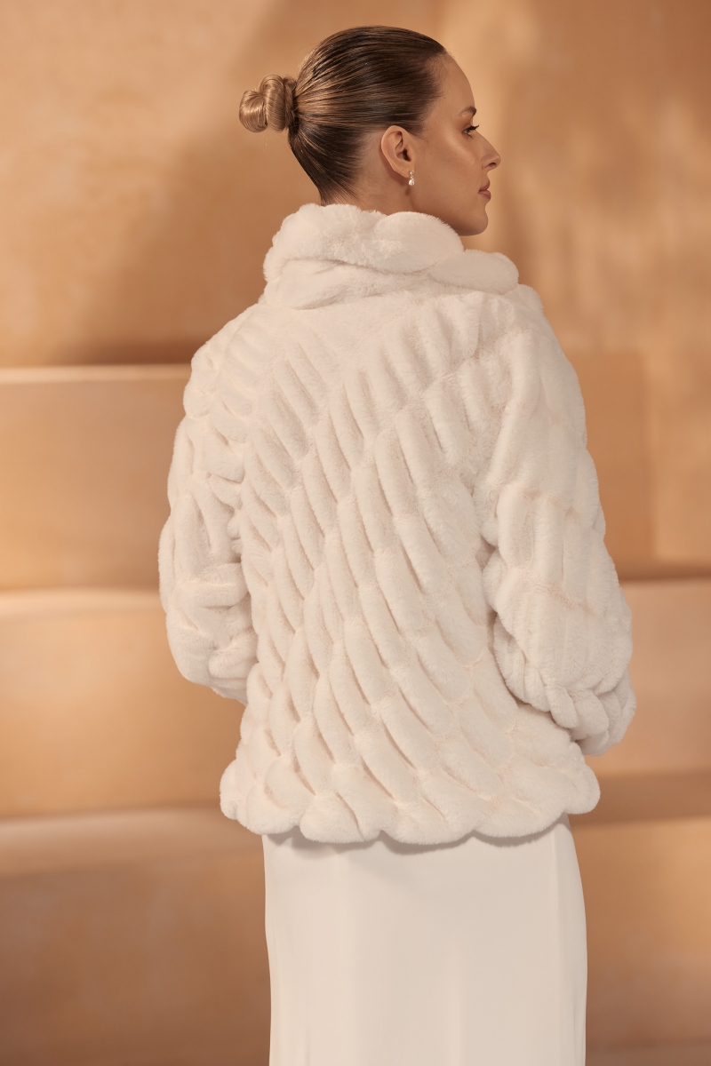 Brudetop i faux fur med lange ærmer E445 | bridalstore.dk