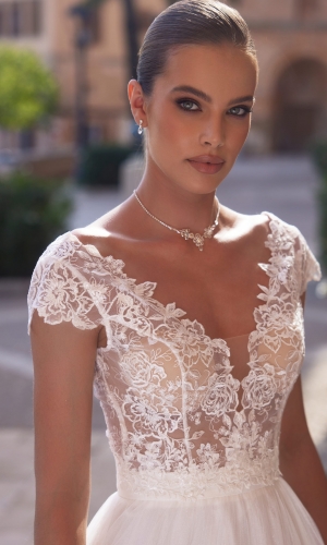 Brudetop i blonde med korte sommerfugleærmer E454 | bridalstore.dk