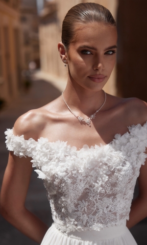 Brudetop i blonde med off-shoulder ærmer E486 | bridalstore.dk