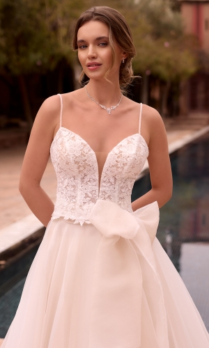 Brudetop i tyl og blonde med stropper og V-udskæring E499 | bridalstore.dk