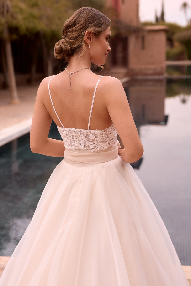 Brudekorset i tyl og blonde med stropper E501 | bridalstore.dk