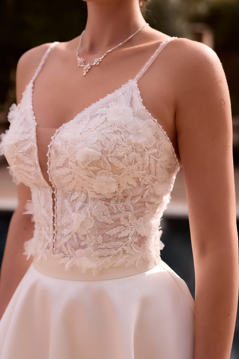 Brudekorset i tyl og blonde med V-udskæring E507 | bridalstore.dk