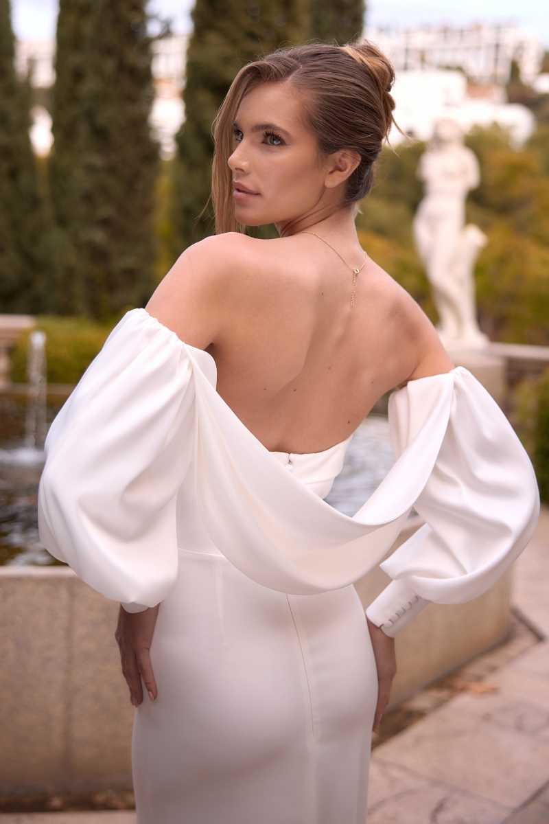 Brude-overlay i satin med lange ærmer og draperet ryg E527 | bridalstore.dk
