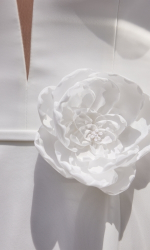 Brudebælte PA167 med en 3D-blomst på satin | bridalstore.dk