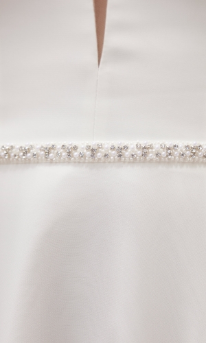 Brudebælte PA174 med perler og zirkoner på satin | bridalstore.dk
