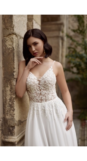 A line brudekjole med strop og blonder og blomster åbent ryg Silvestra