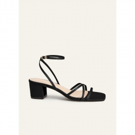 Sorte sandaler i mat satin med ankelrem | bridalstore.dk
