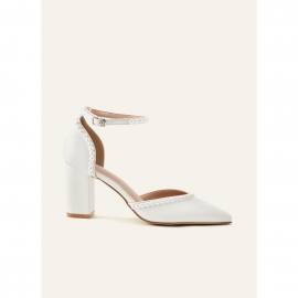Hvide brudepumps i satin med ankelrem | bridalstore.dk