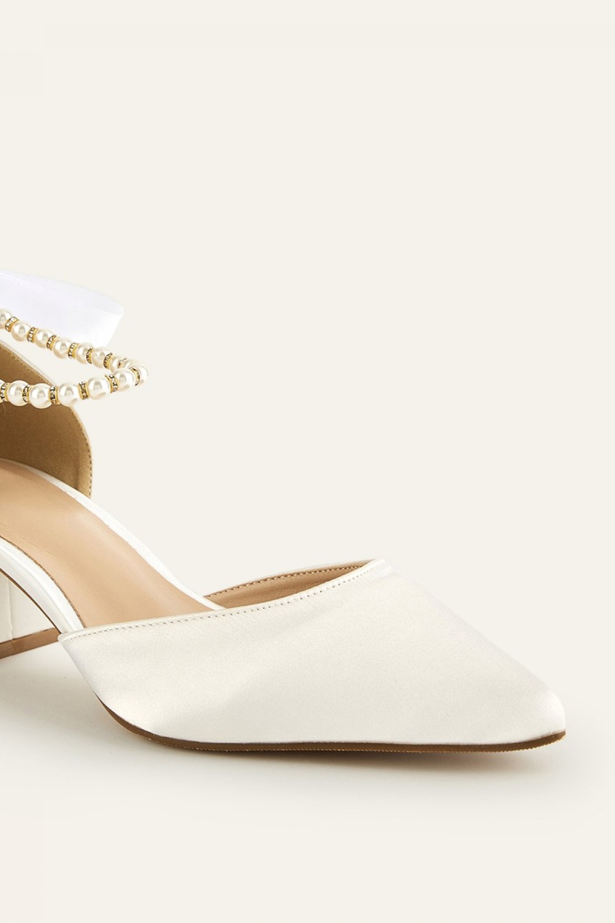 Hvide brudepumps i satin | bridalstore.dk