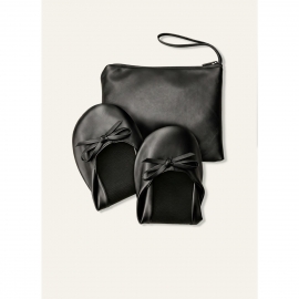 Sorte flade sko i satin med ankelrem | bridalstore.dk
