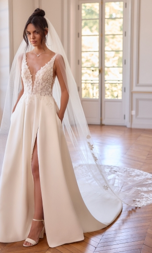 Brudeslør S550 i blød tyl med 3D-blomster 350 cm | bridalstore.dk