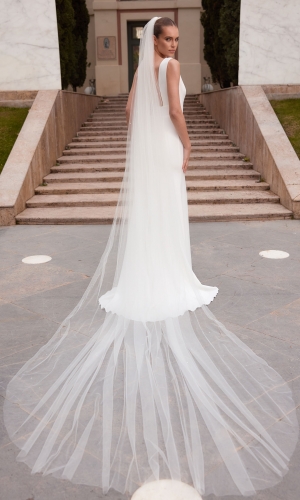 Brudeslør S553 i blød tyl med perler og cut edge 350 cm | bridalstore.dk