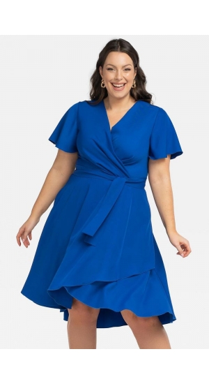 Forførende kat en festkjole med ærme plussize fra Bridalstore    Forførende kat en festkjole med ærme plussize fra Bridalstore