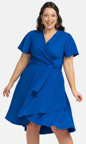   Forførende kat en festkjole med ærme plussize fra Bridalstore 