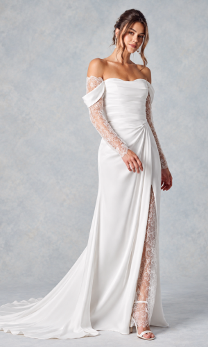 Brudekjole Kolding med blonde handsker/ærmer fra bridalstore.dk