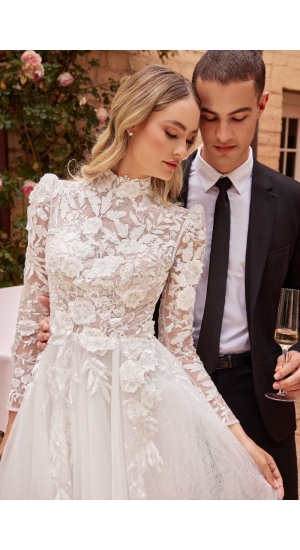 Brudekjole med blomster og høj hals