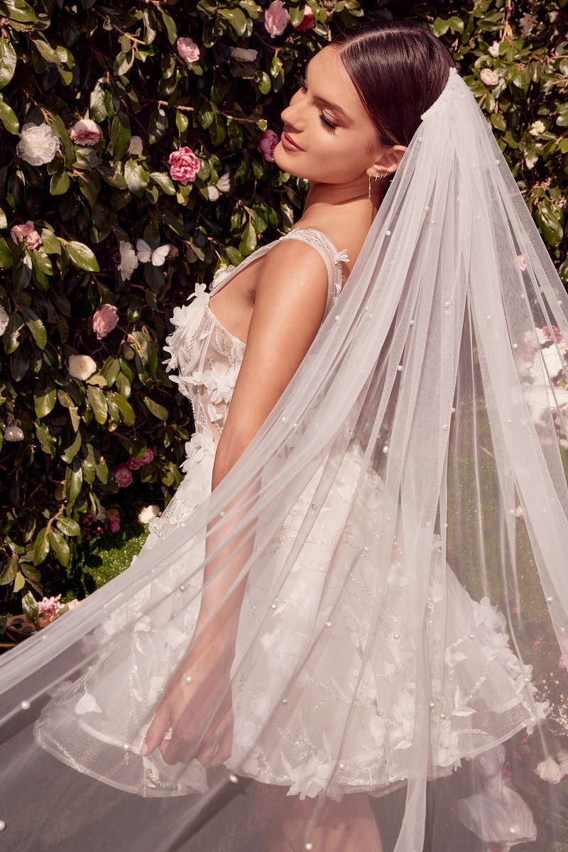 Kort hvid brudekjole WL081 med tylskørt og 3D blomster | bridalstore.dk