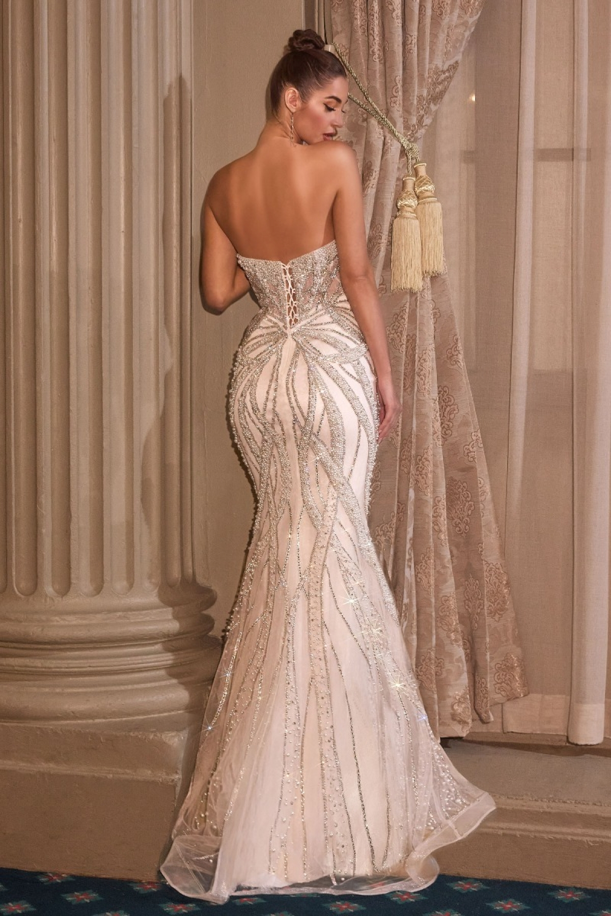 Lang brudekjole CC0688W i glimmerblonde med langt slæb | bridalstore.dk