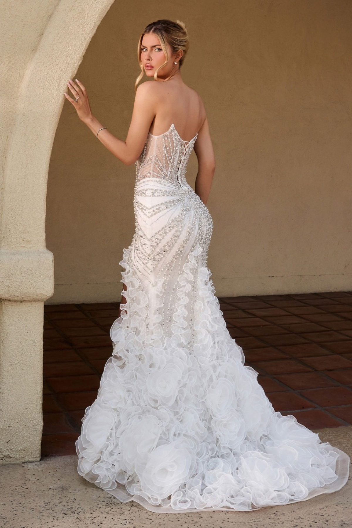 Lang brudekjole CC2488W i blonde med volanger i skørtet | bridalstore.dk
