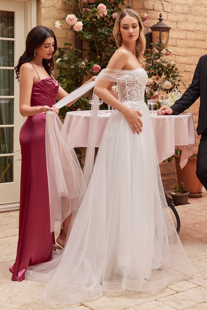Lang brudekjole CD827W i tyl med pufærmer og slids | bridalstore.dk