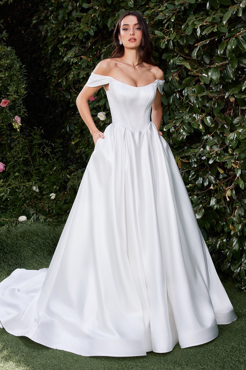Lang brudekjole CDS513W i satin med fyldigt skørt | bridalstore.dk