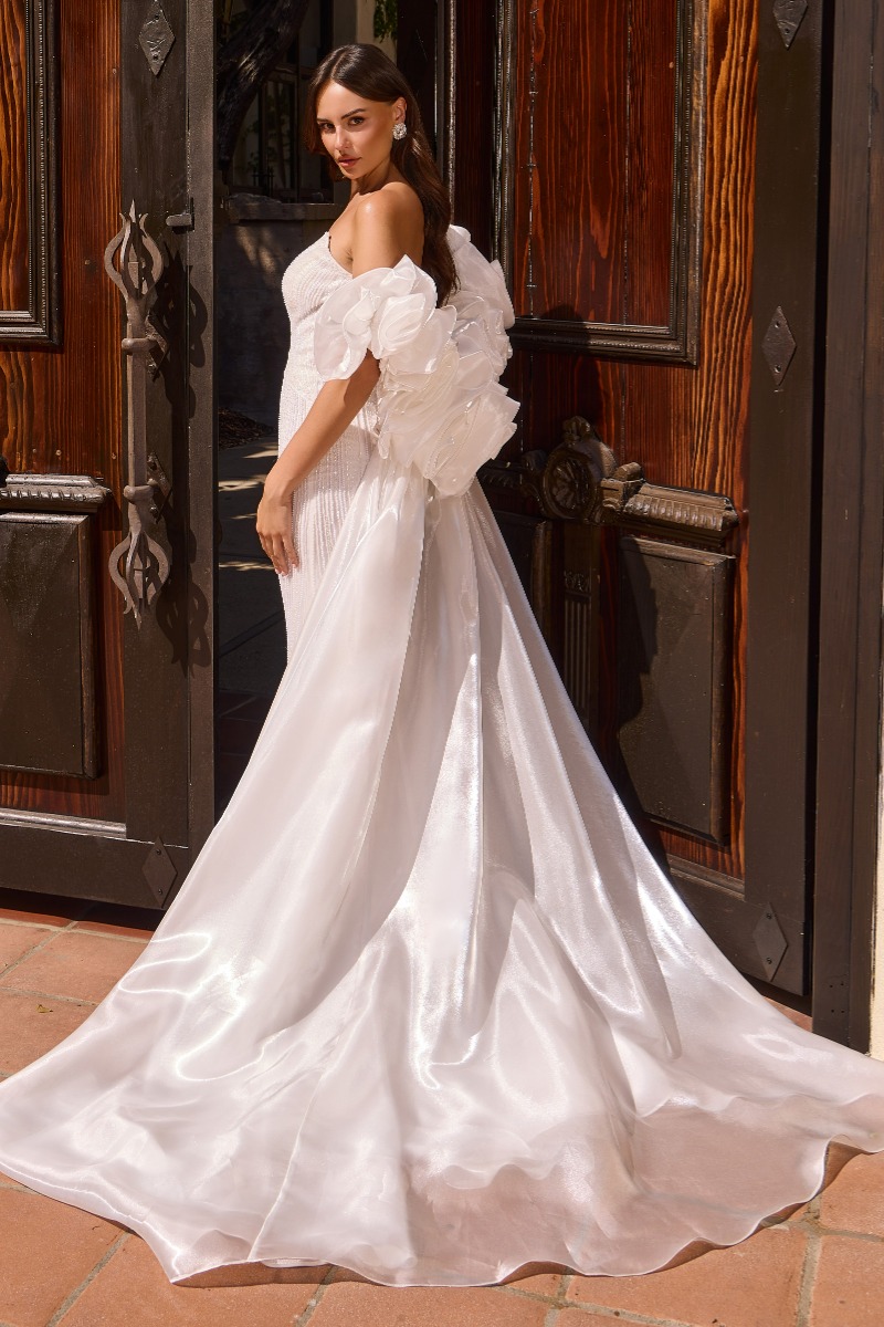 Lang brudekjole CJ933W i satin med langt slæb | bridalstore.dk