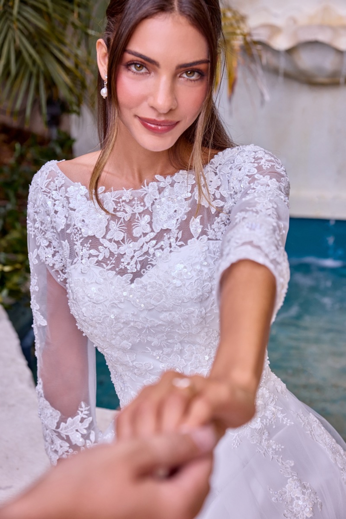 Lang brudekjole J883W i blonde med høj hals | bridalstore.dk