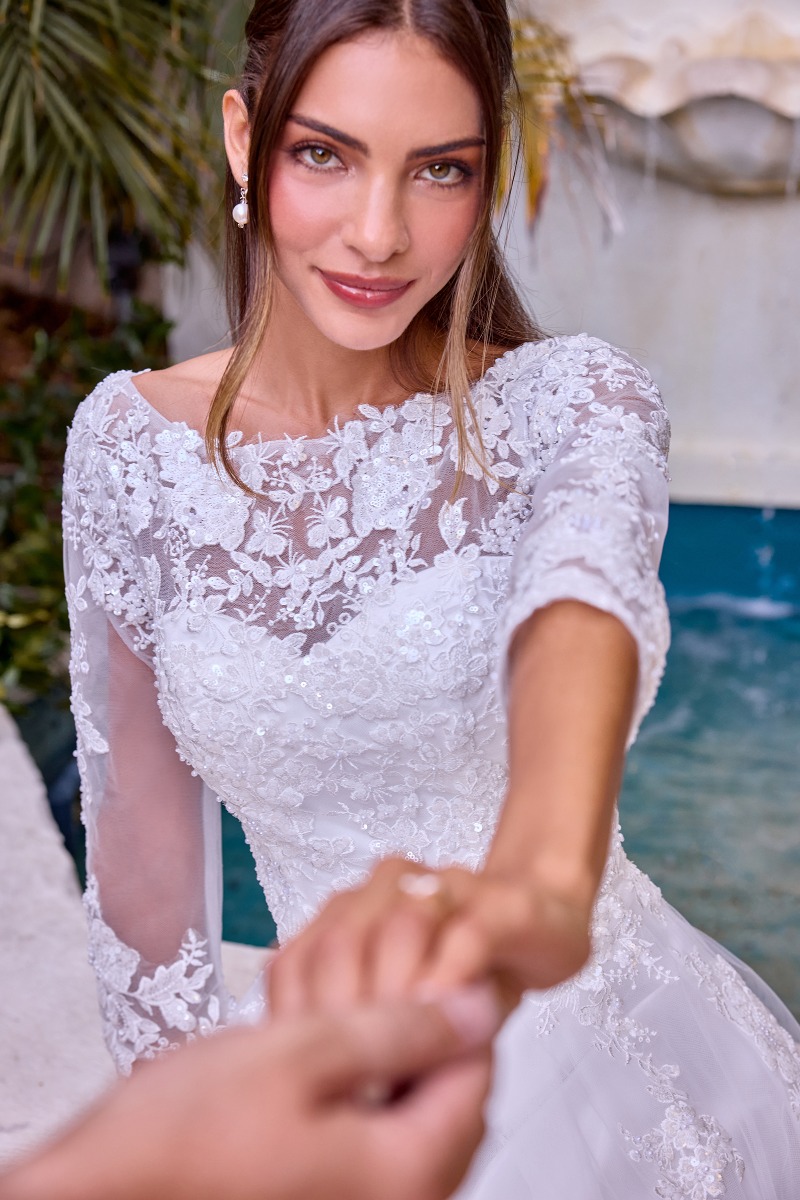 Lang brudekjole J883W i blonde med høj hals | bridalstore.dk