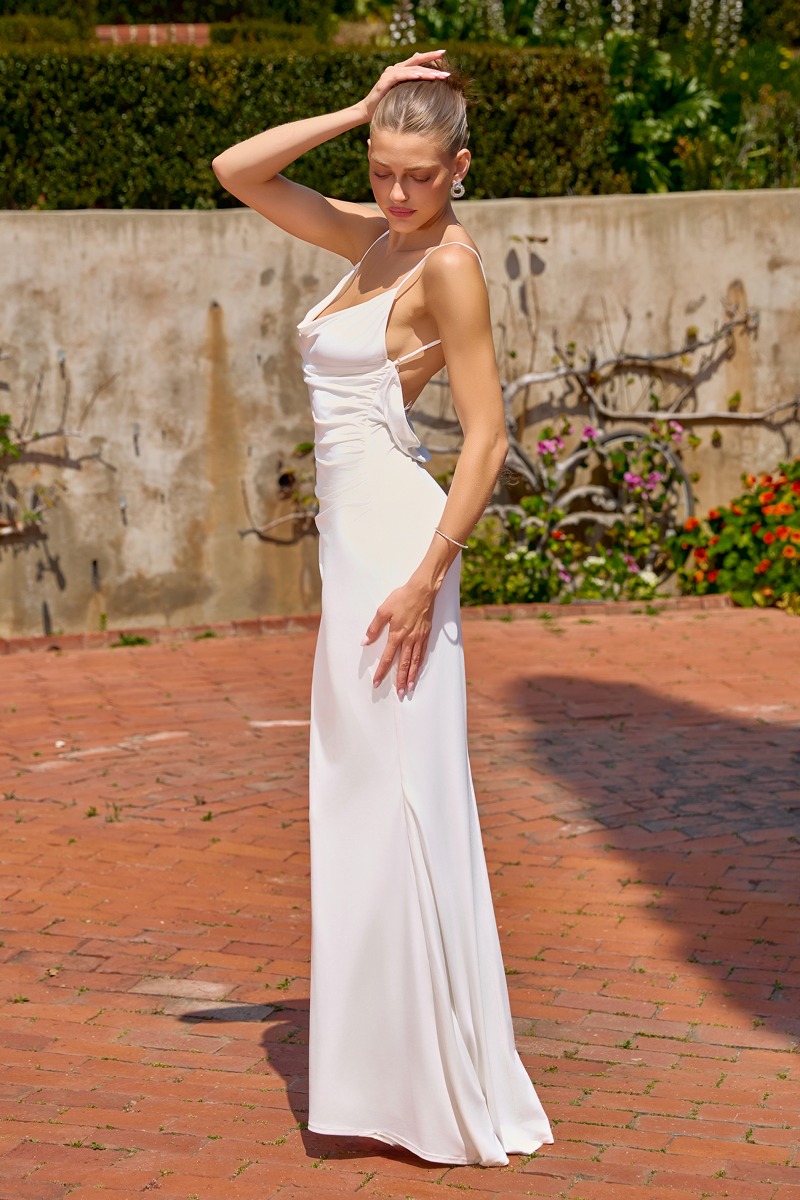 Lang brudekjole T2008W i satin med blødt fald | bridalstore.dk