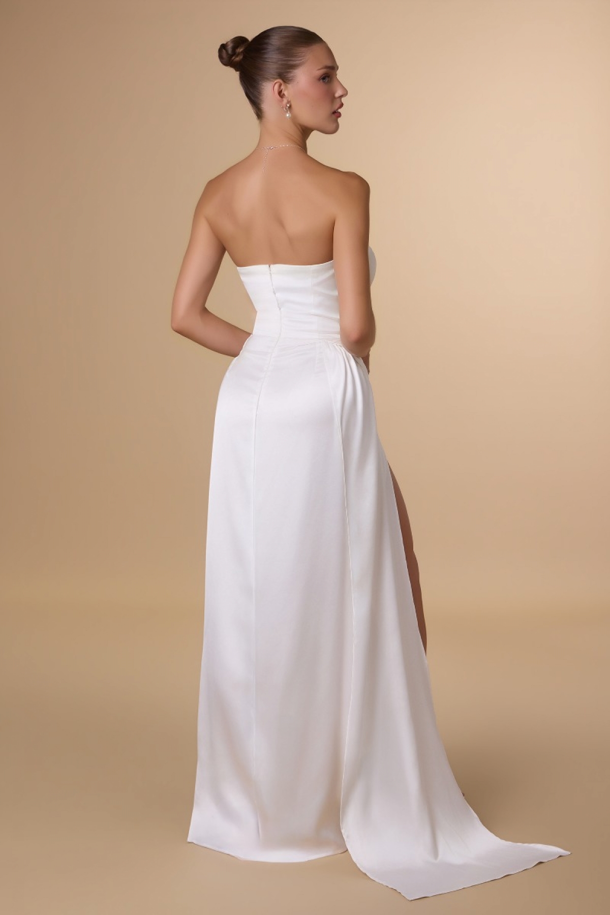 Lang brudekjole T215W i satin med høj slids | bridalstore.dk